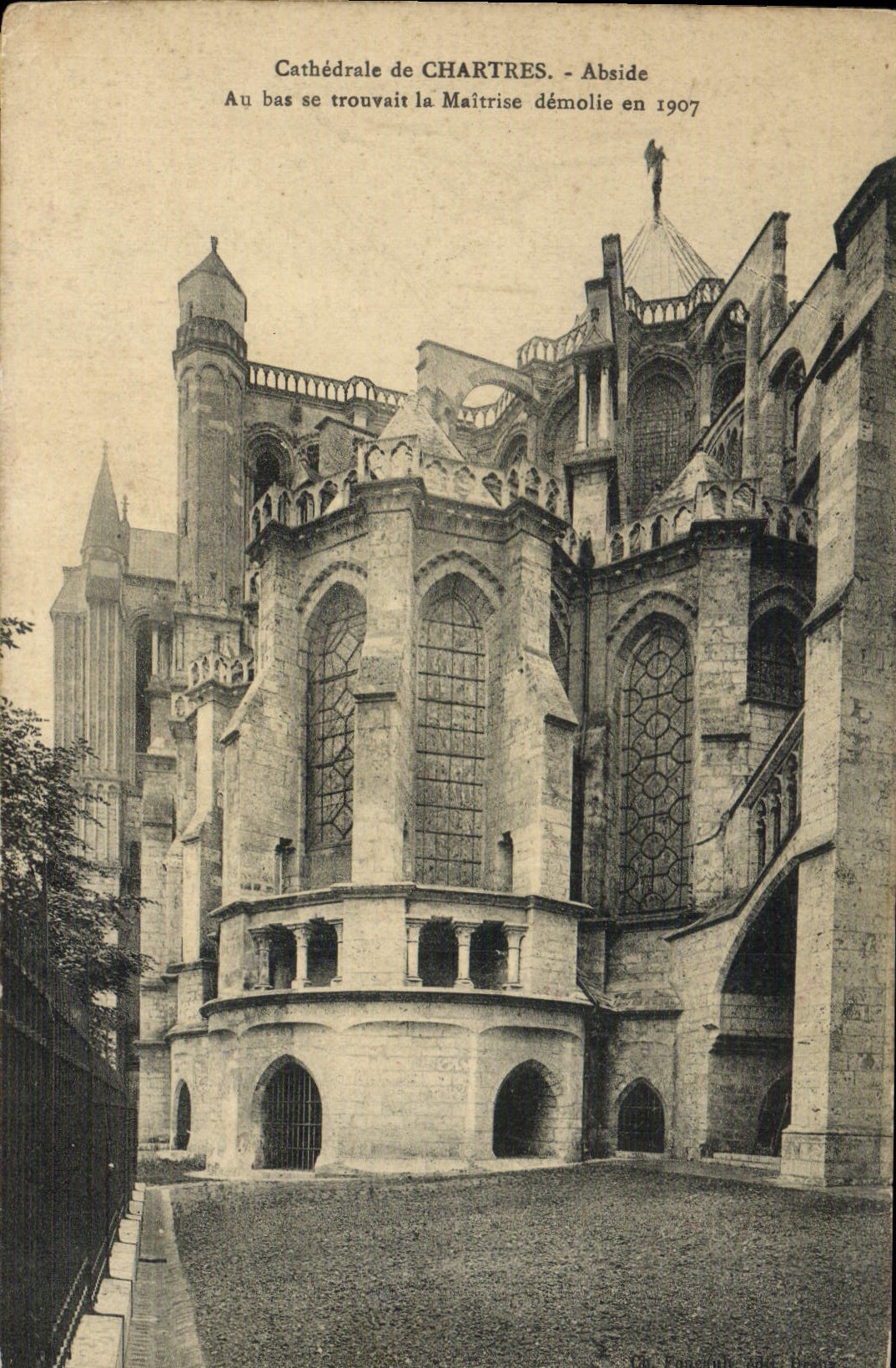 CPA Cathedrale de Chartres Abside Au bas se trouvait la Maitrise demolie en 1907 