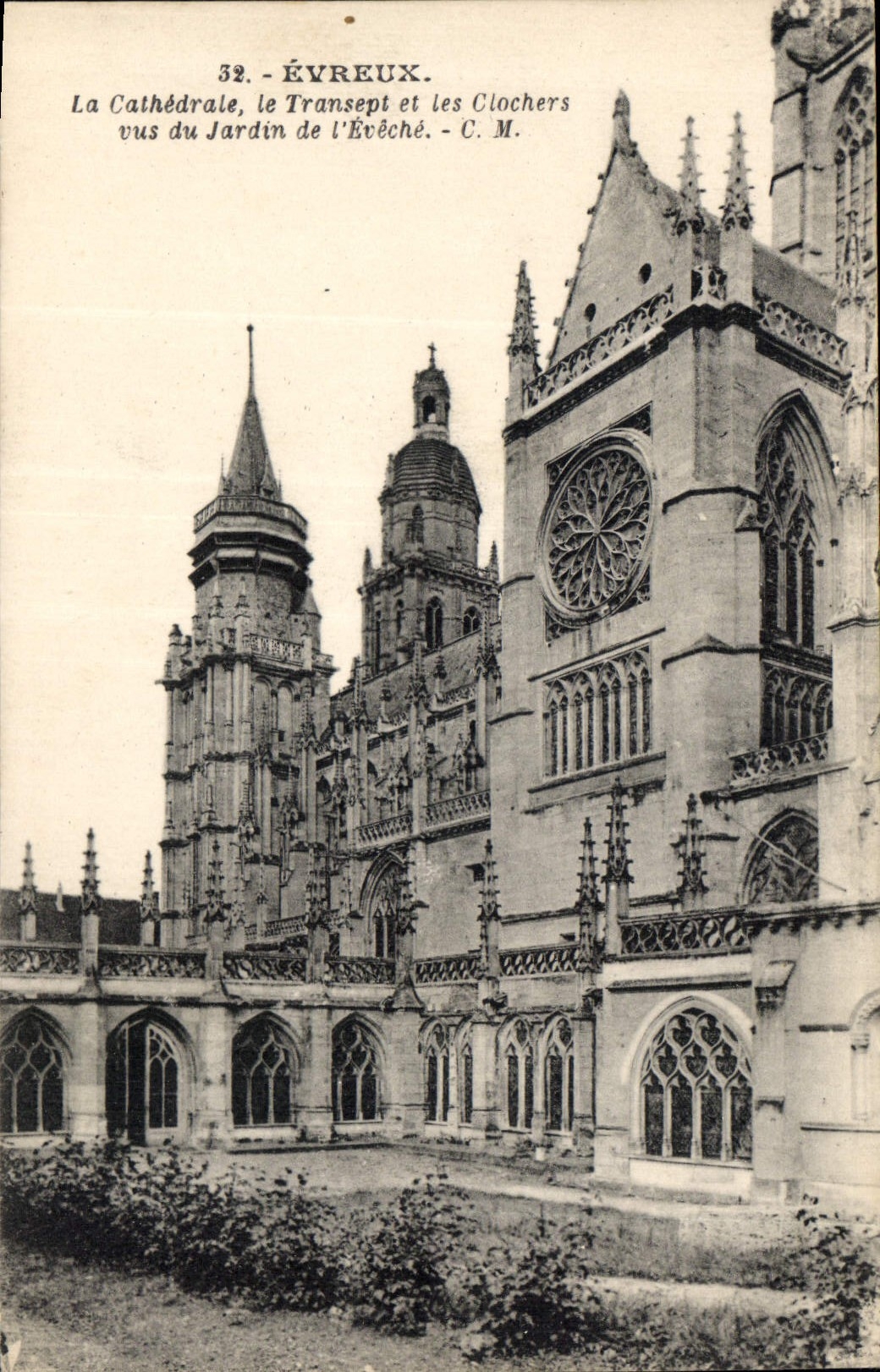 CPA Evreux La Cathedrale le Transept et les Clochers vus du Jardin de l'Eveche 