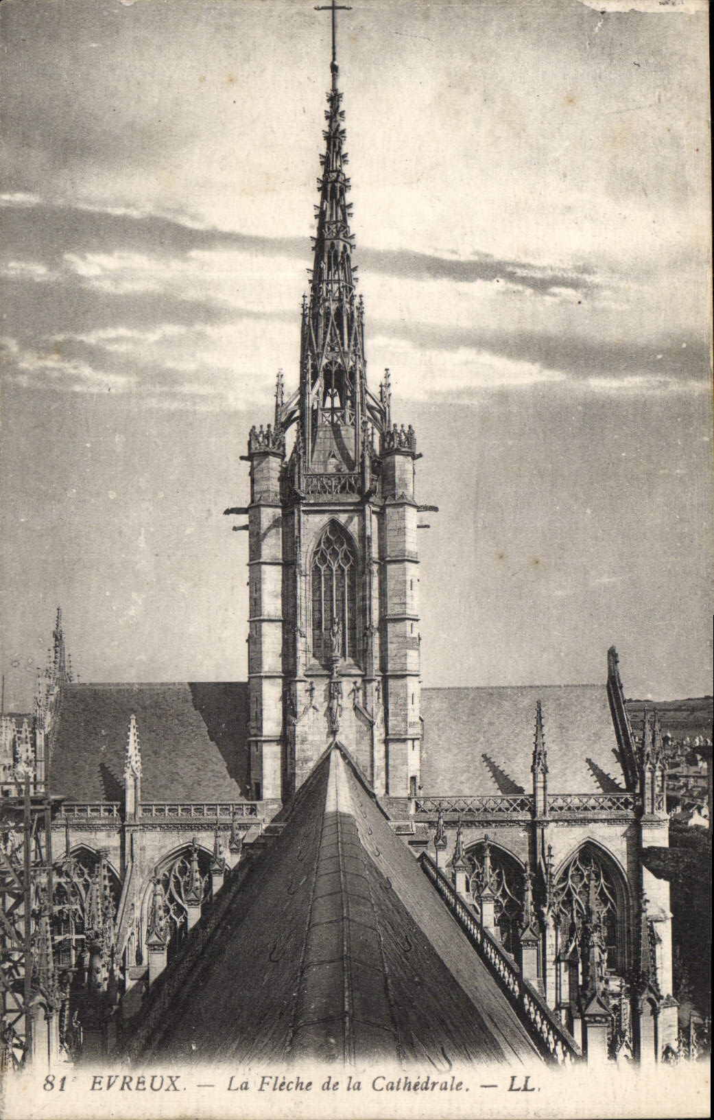 CPA Evreux La Fleche de la Cathedrale 
