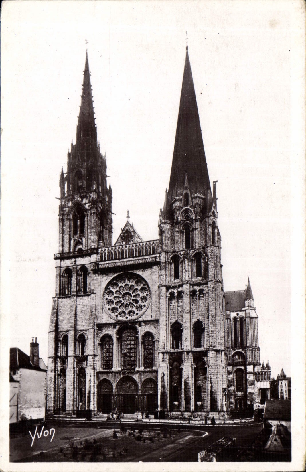 Chartres — La Cathédrale — Yvon