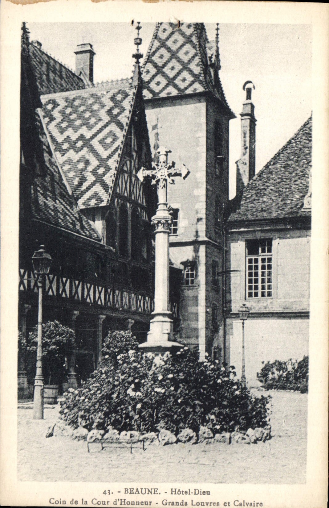 CPA Beaune Hotel Dieu Coin de la Cour d'Honneur Grands Louvres et Calvaire 