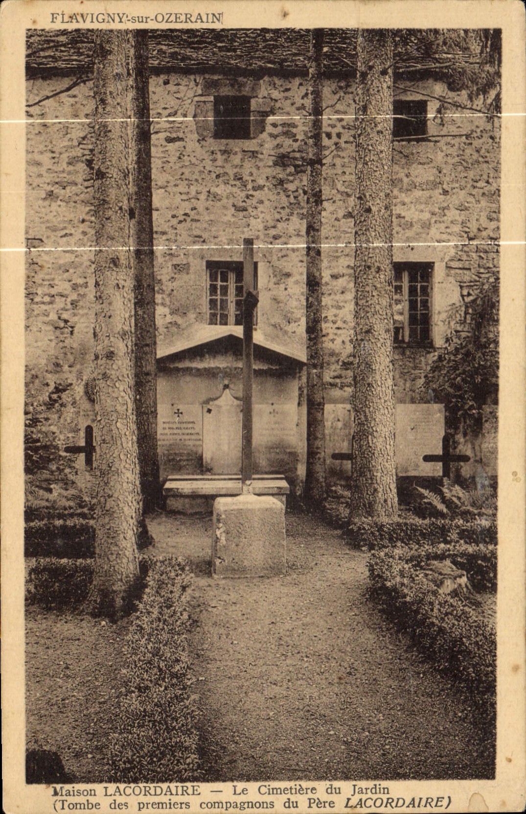 CPA Flavigny sur Ozerain Maison Lacordaire Le Cimetiere du Jardin 