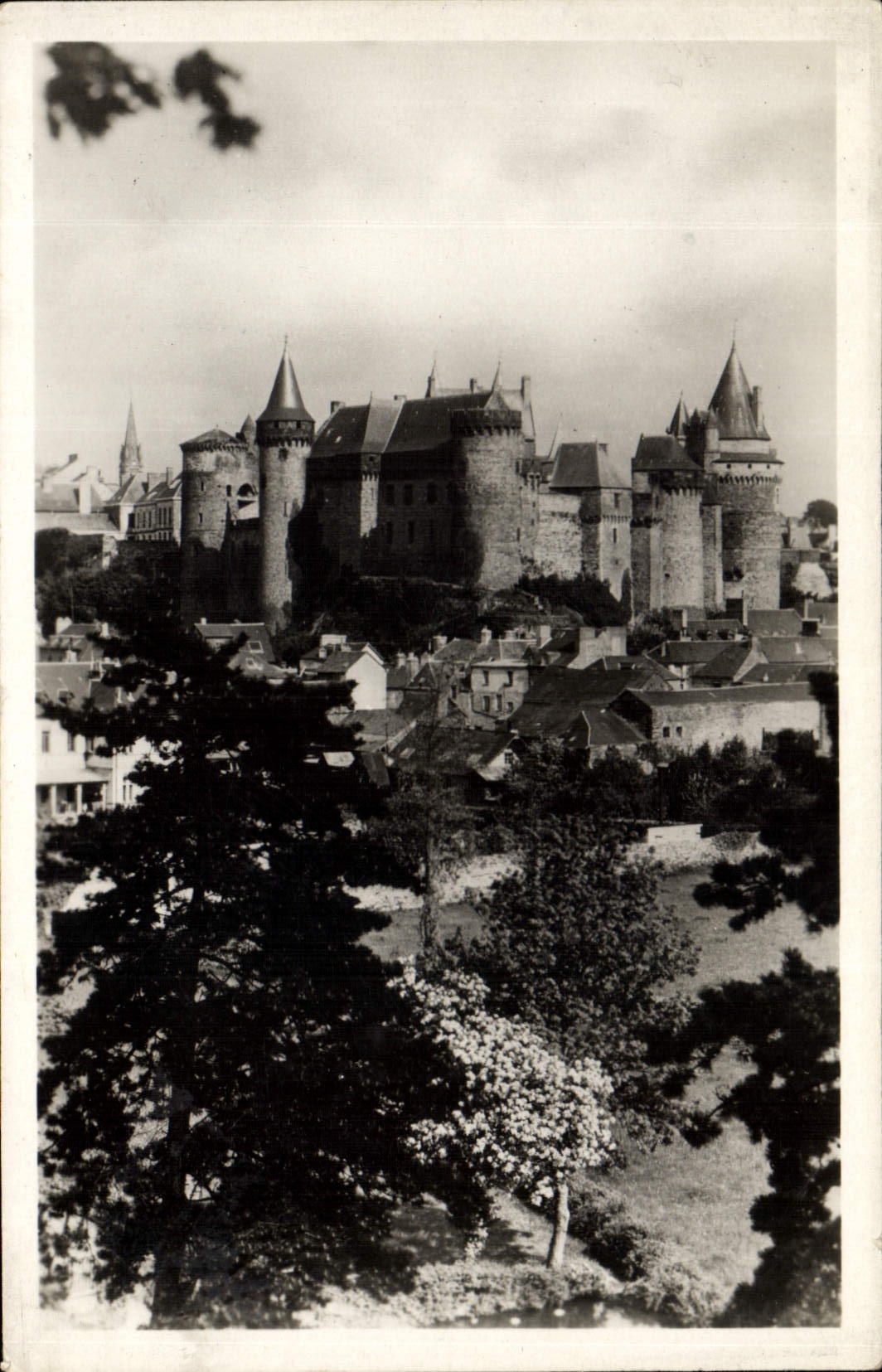 CPA Vitre Vue sur le chateau Cote Nord et Ouest 