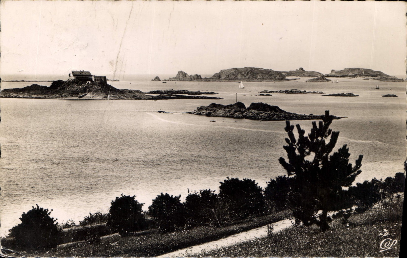 Dinard — Vue vers le Fort de Harbour et l'Île de Cézembre — Clé des Arts Photographiques