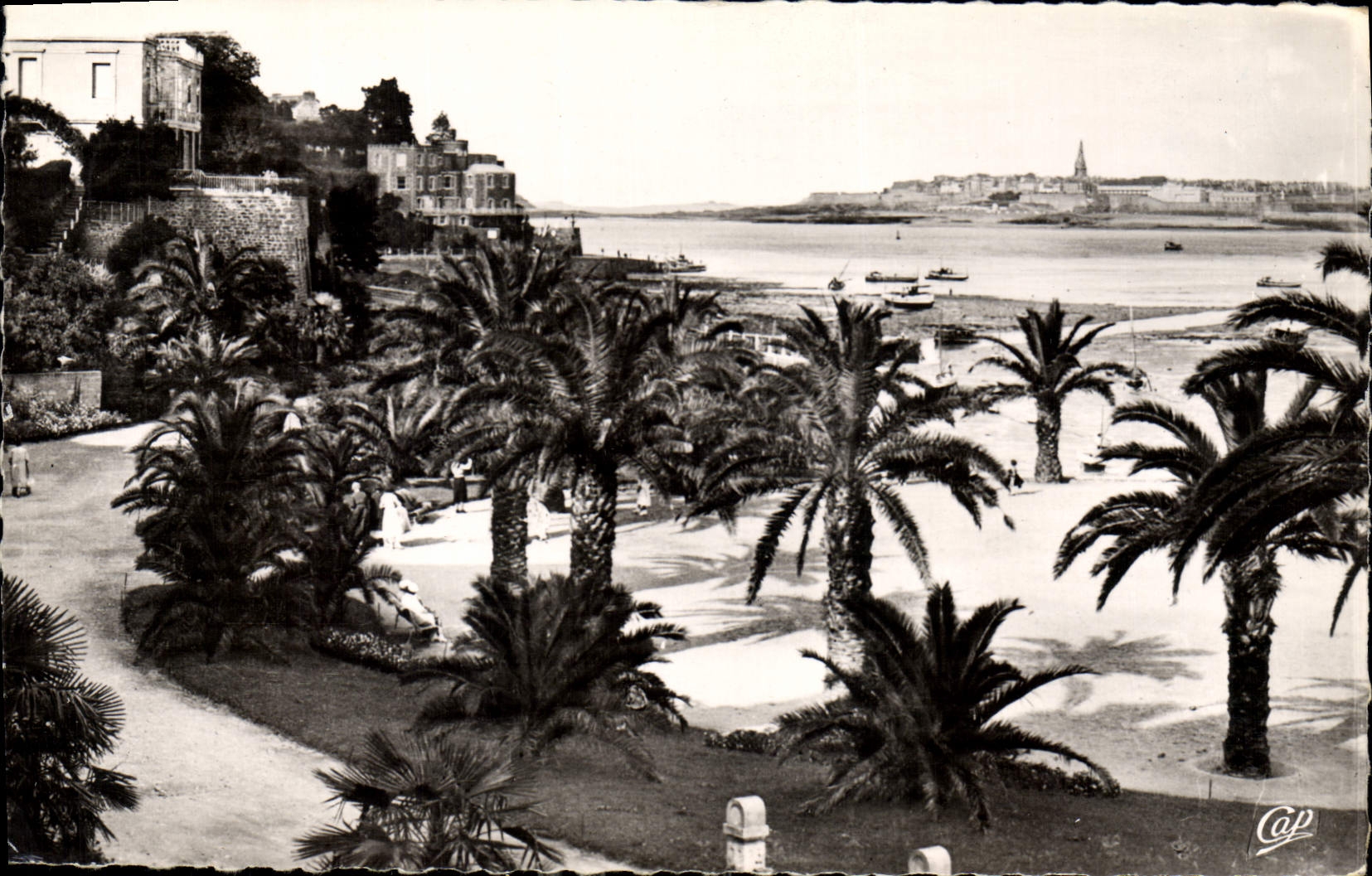 Vue de Dinard — plage et ville — Cap