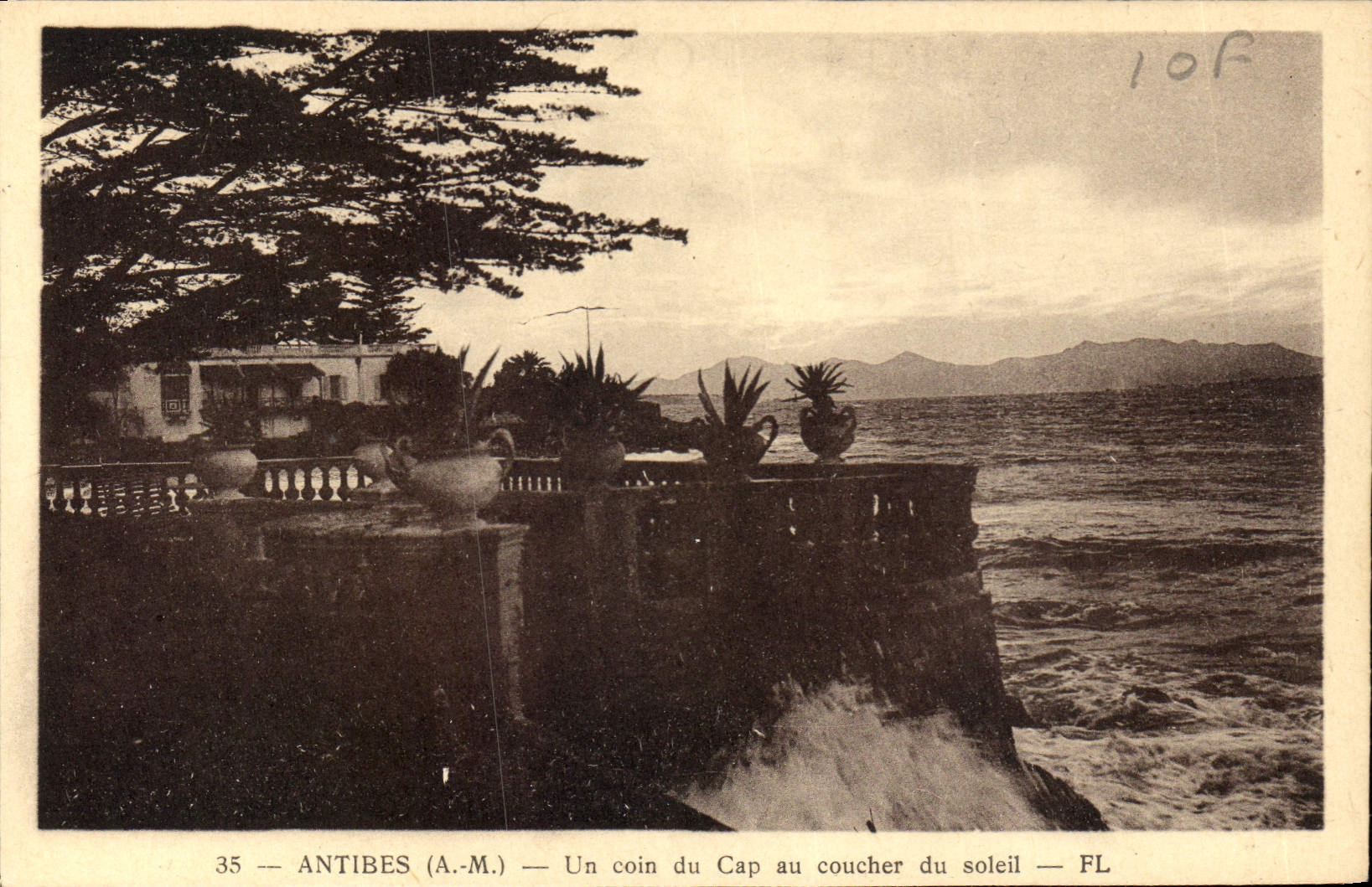 Antibes (A.-M.) — Un coin du Cap au coucher du soleil — FL