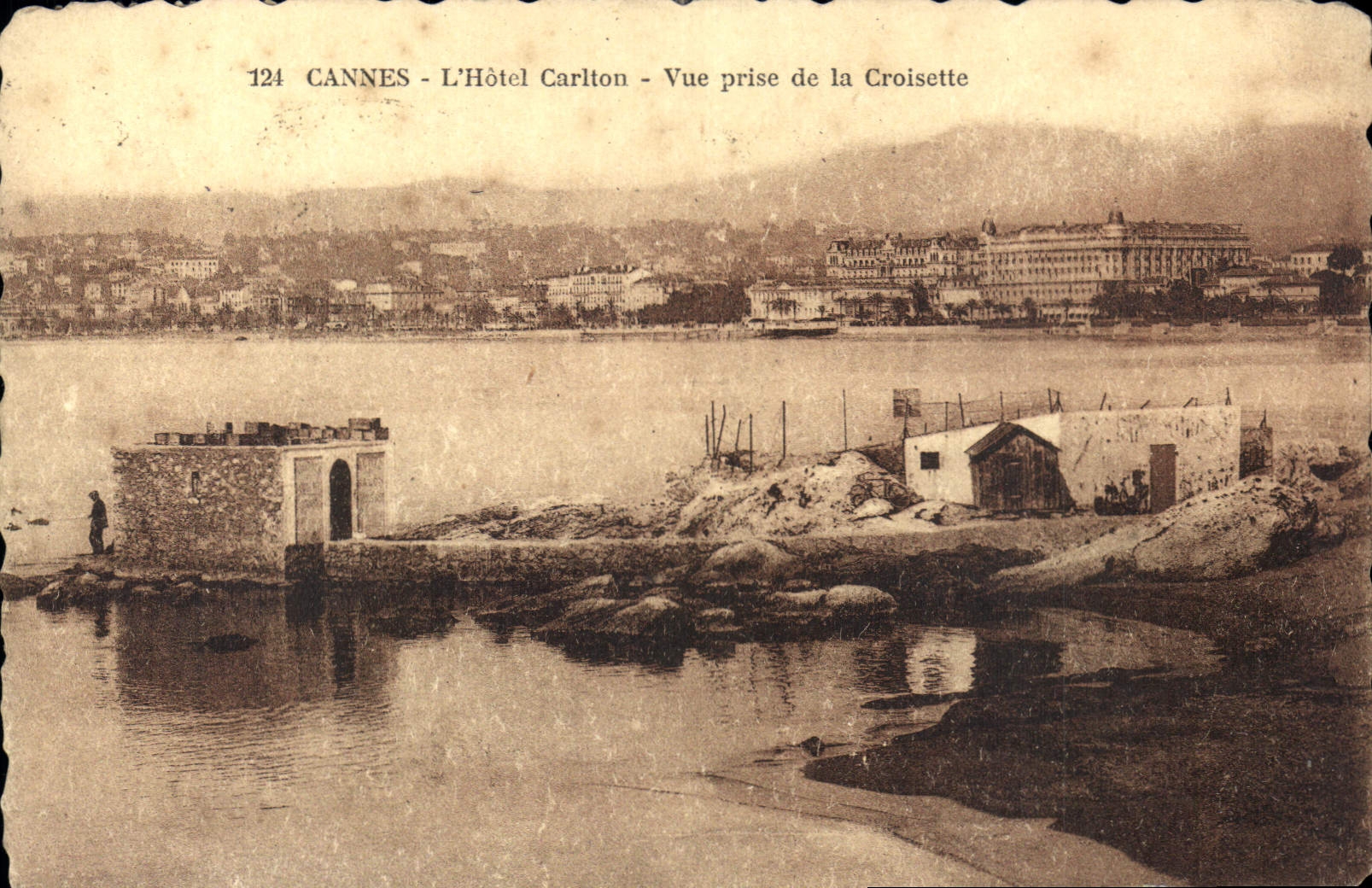 CPA Cannes L'Hotel Carlton Vue prise de la Croisette 
