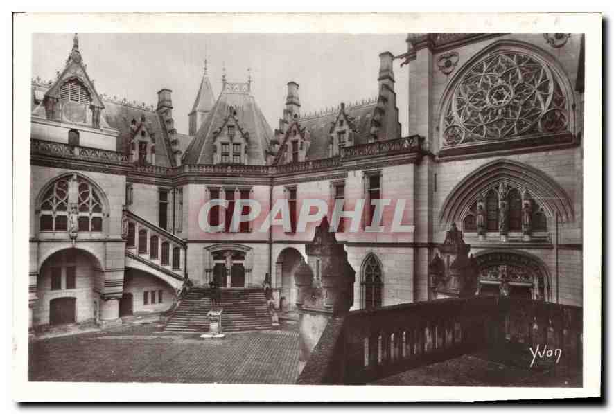 Château de Pierrefonds — La Cour d'Honneur — Édition d'Art YVON, Paris
