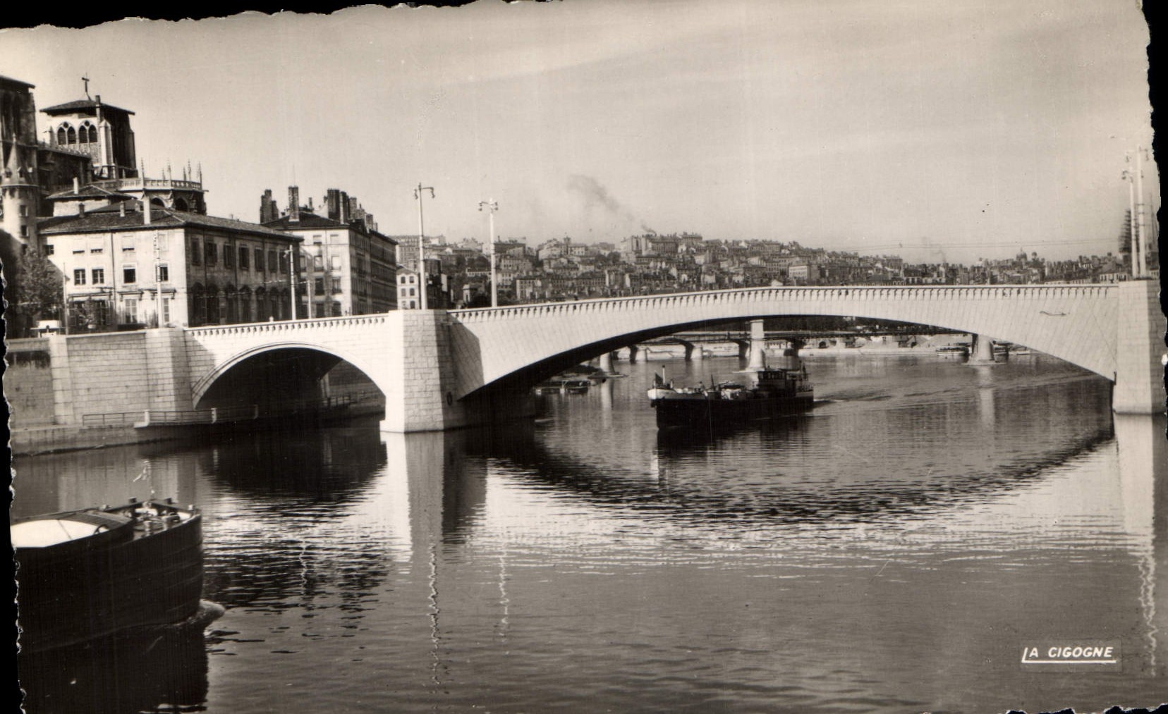 CPA Lyon Rhone La Saone le Pont Tilsitt et Colline de la Croix Rousse Bateau