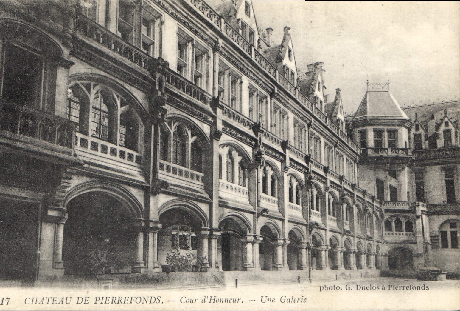 CPA Chateau de Pierrefonds Cour d'Honneur Une Galerie 