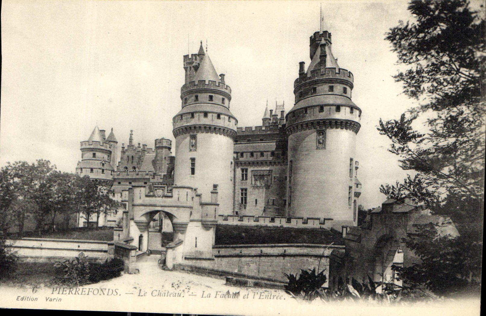 Pierrefonds — Le Château — La Façade et l'Entrée — Édition Varin