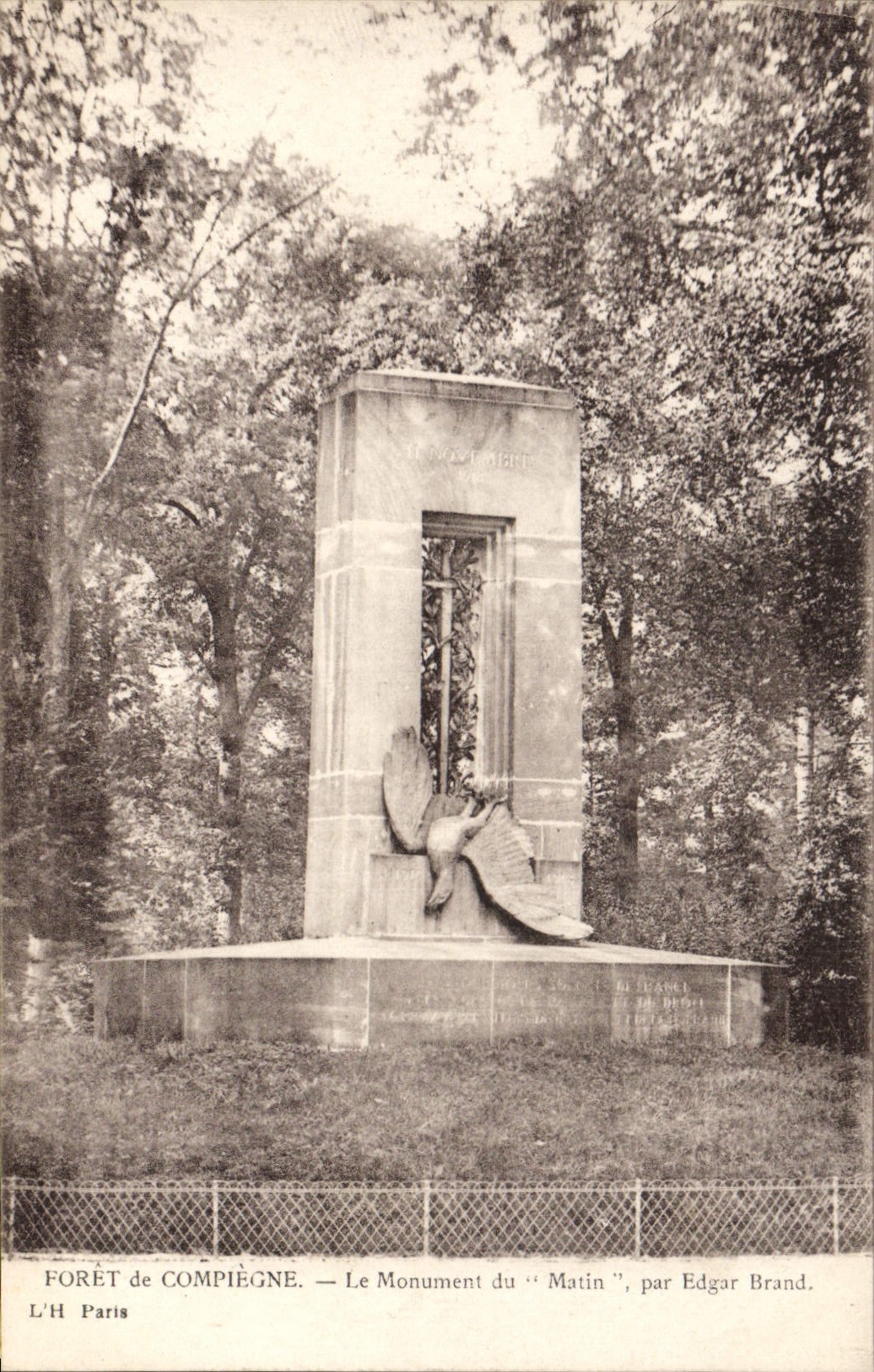 CPA Foret de Compiegne Le Monument da Matin par Edgar Brand 