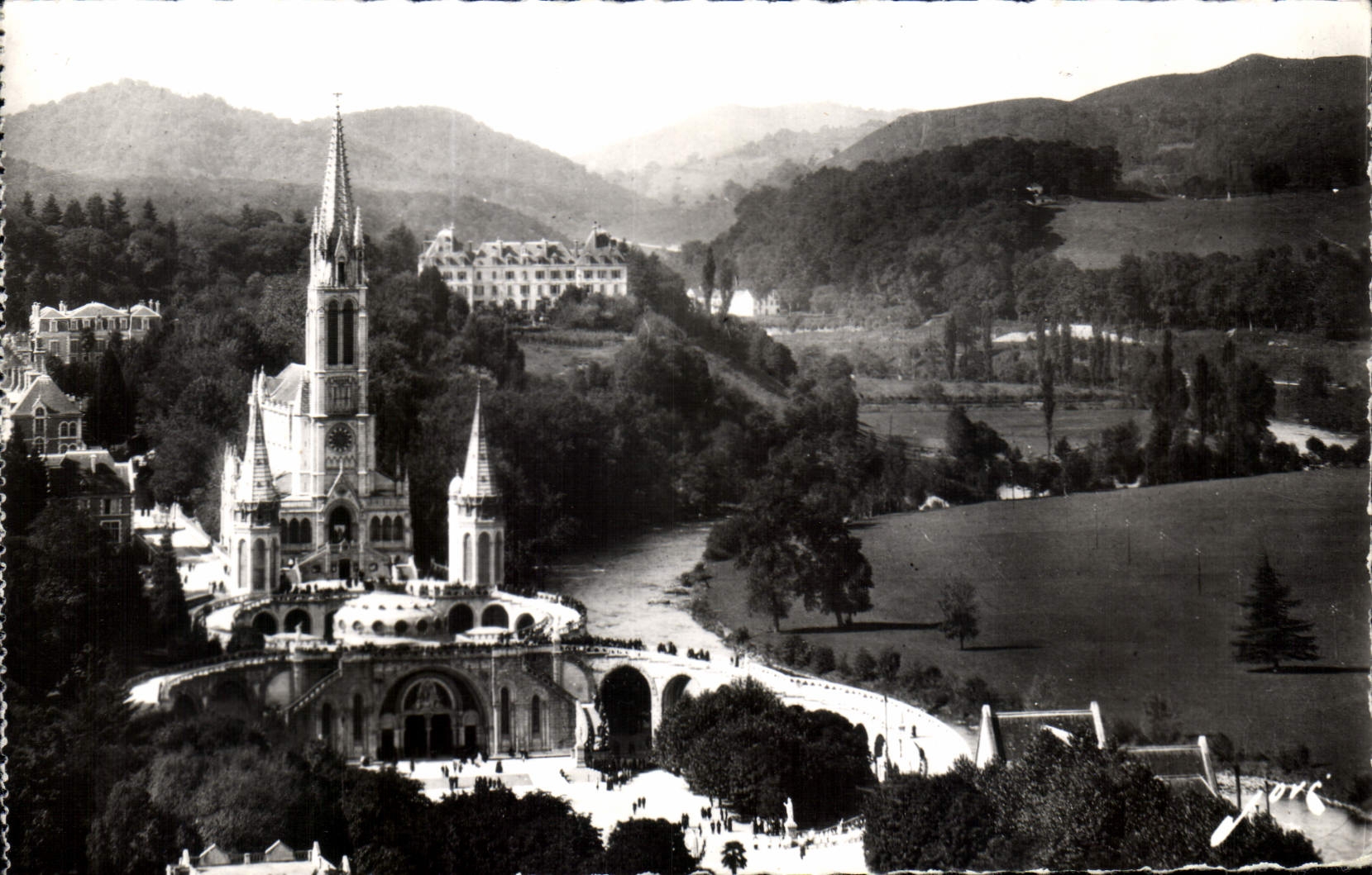 CPA Lourdes HP La Basilique et le Gave de Pau 