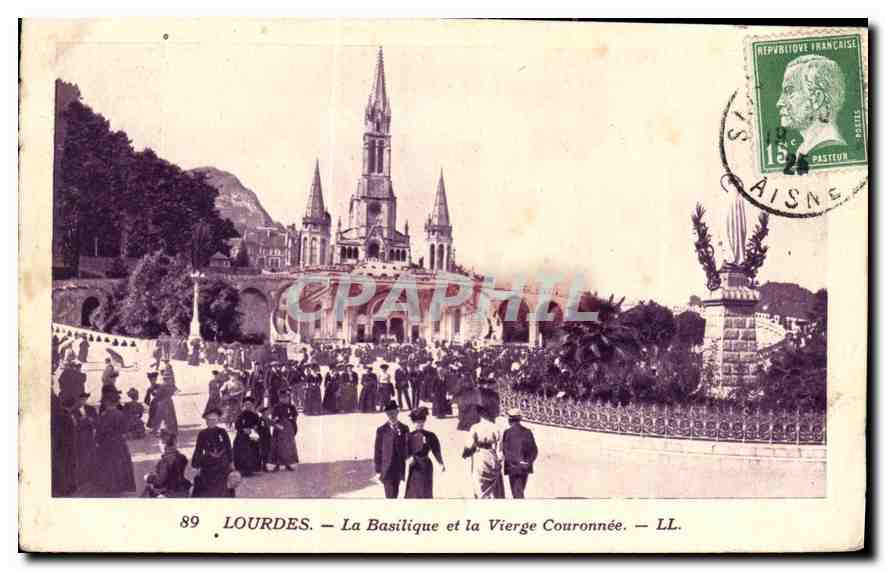 CPA Lourdes La Basilique et la Vierge Couronnee 