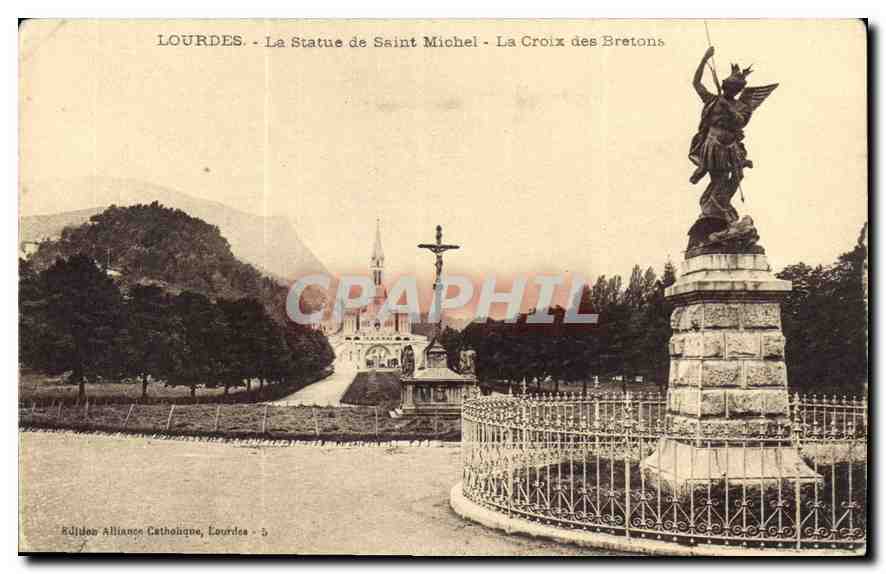 CPA Lourdes La Statue de Saint Michel La Croix des Bretond 