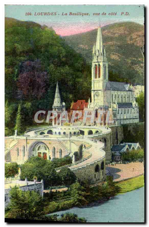 CPA Lourdes La Basilique vue de cote 