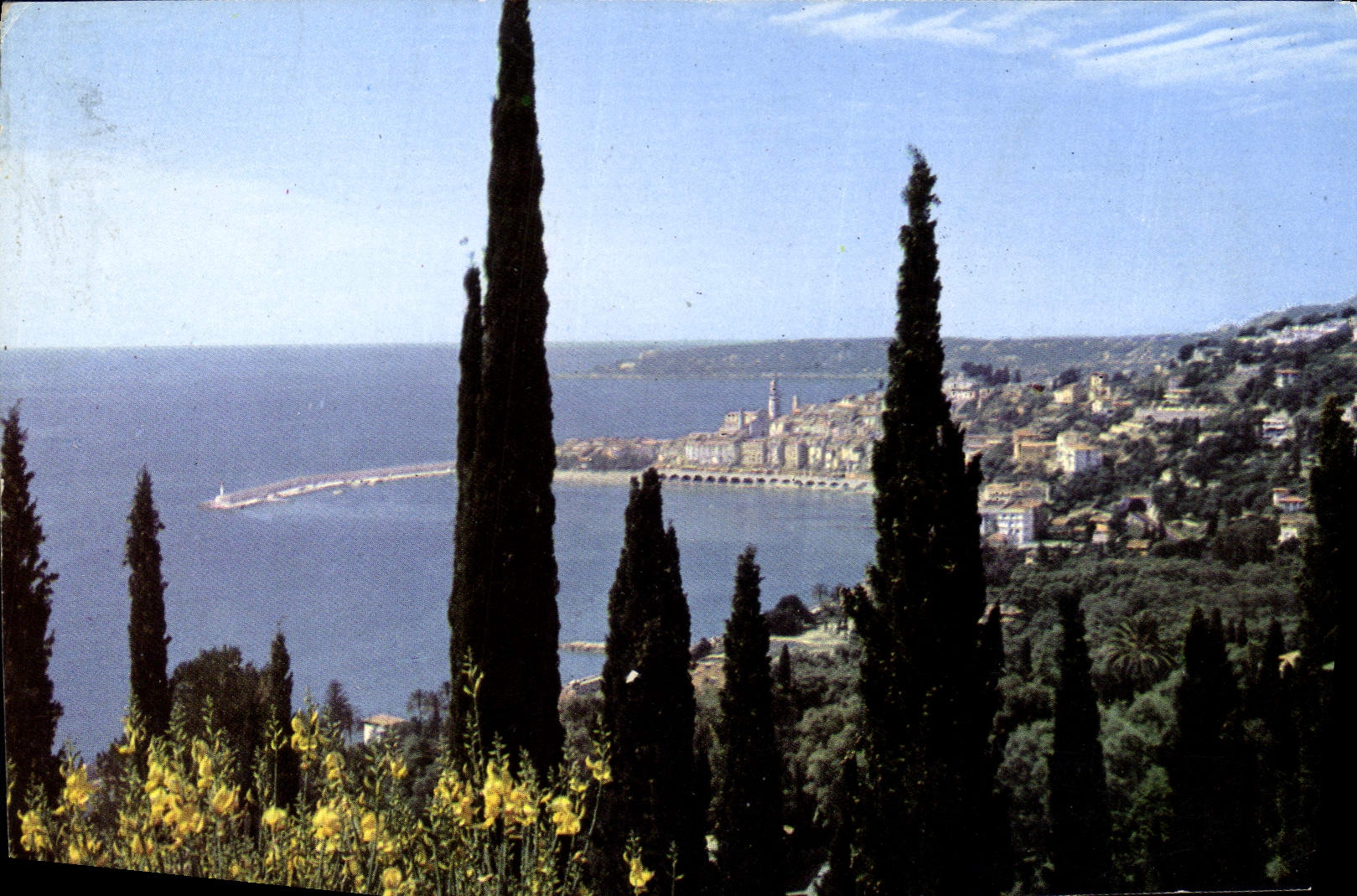 Menton (A.-M.) — General view of the city, with Cap-Martin in the background — A.D.I.A. France Editions