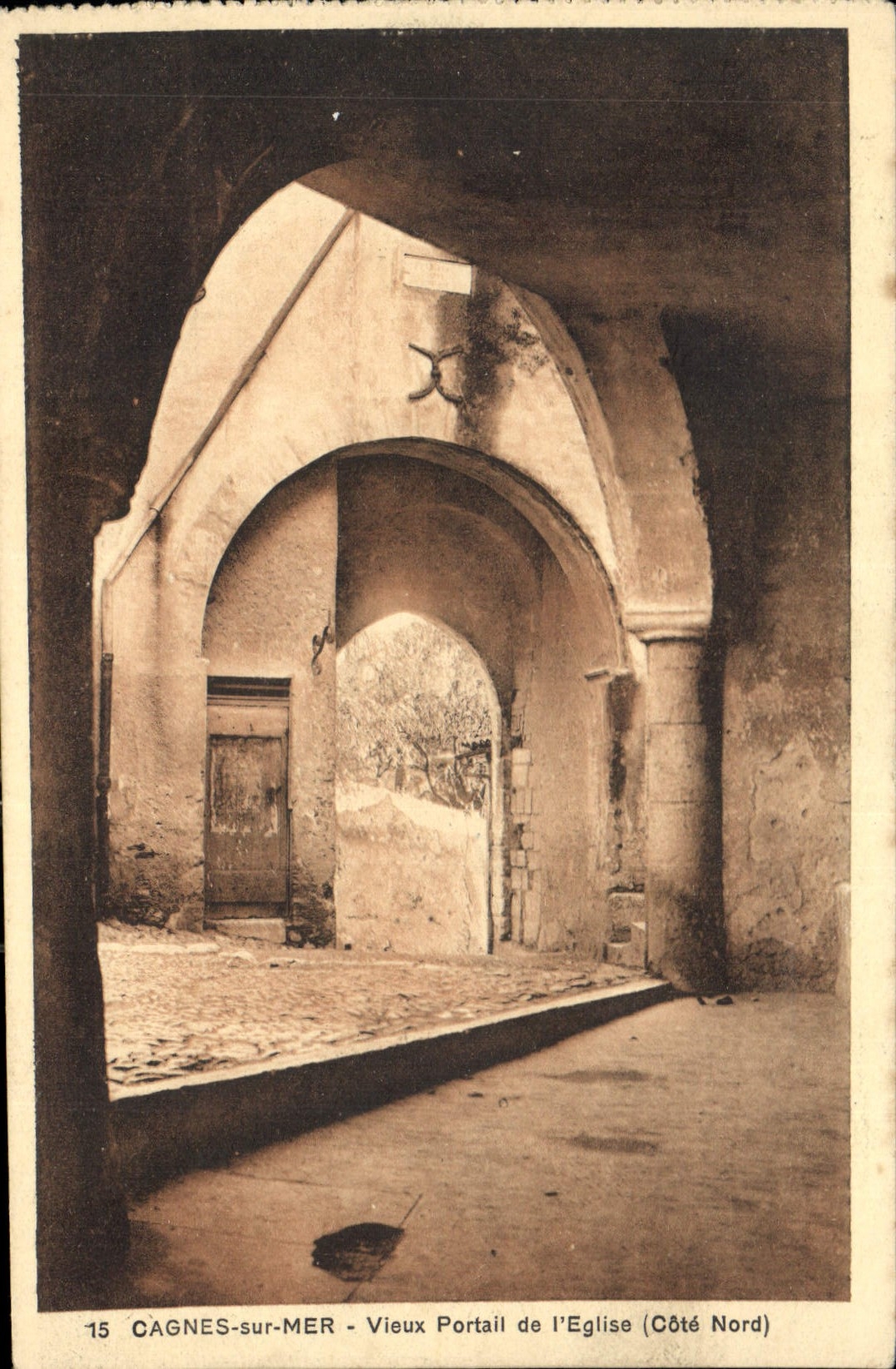 CPA Cagnes sur Mer Vieux Portail de l'Eglise Cote Nord 