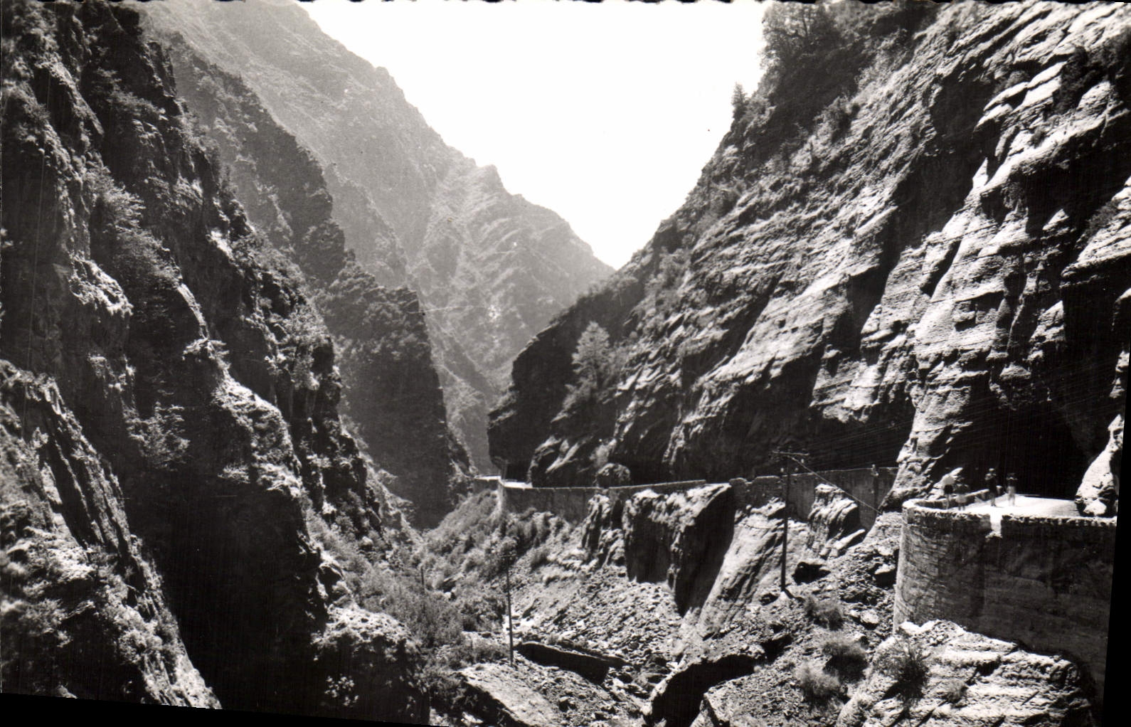 CPA Les Alpes Maritimes La route de Touet a Beuil dans les Gorges Rouges du Cians 