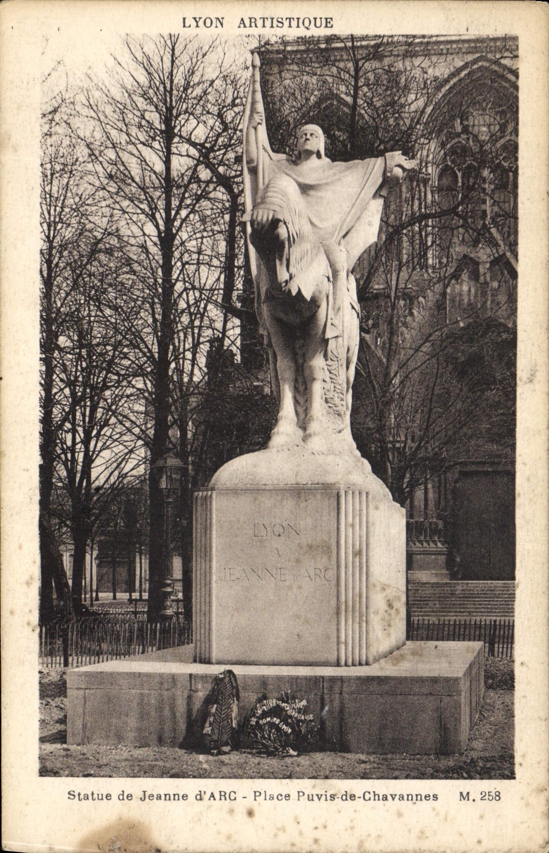 CPA Lyon Artistique Statue de Jeanne d'Arc Place Puvis de Chavannes 