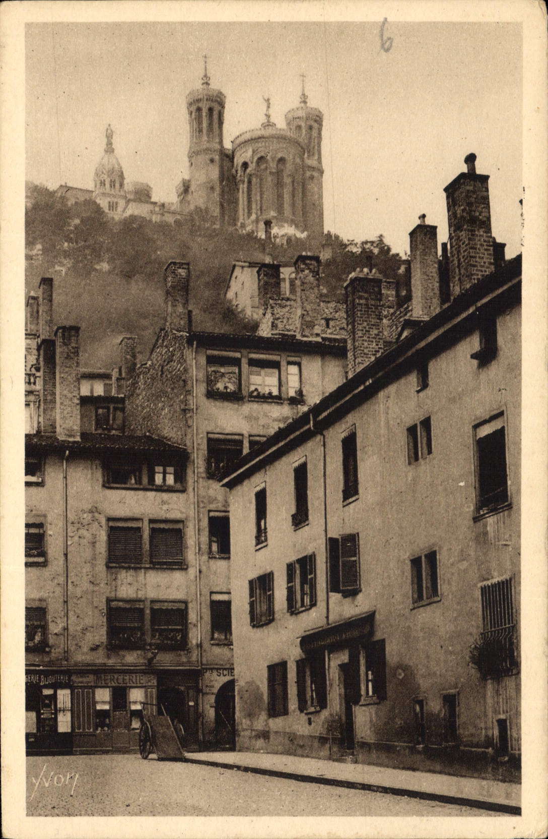 CPA Lyon Rhone Vieille Maisons au pied de la Colline de Fourviere 