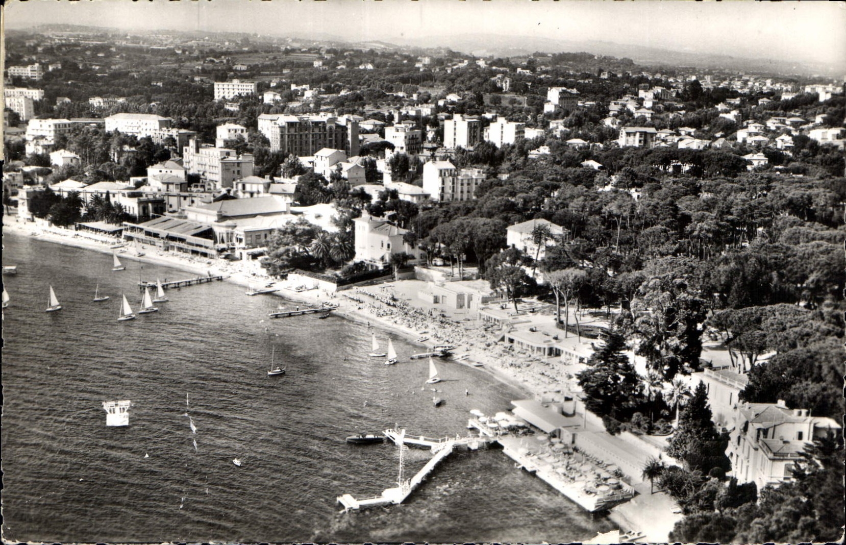 Juan-les-Pins — vue aérienne de la plage et de la pinède — Photo-véritable - R. Production