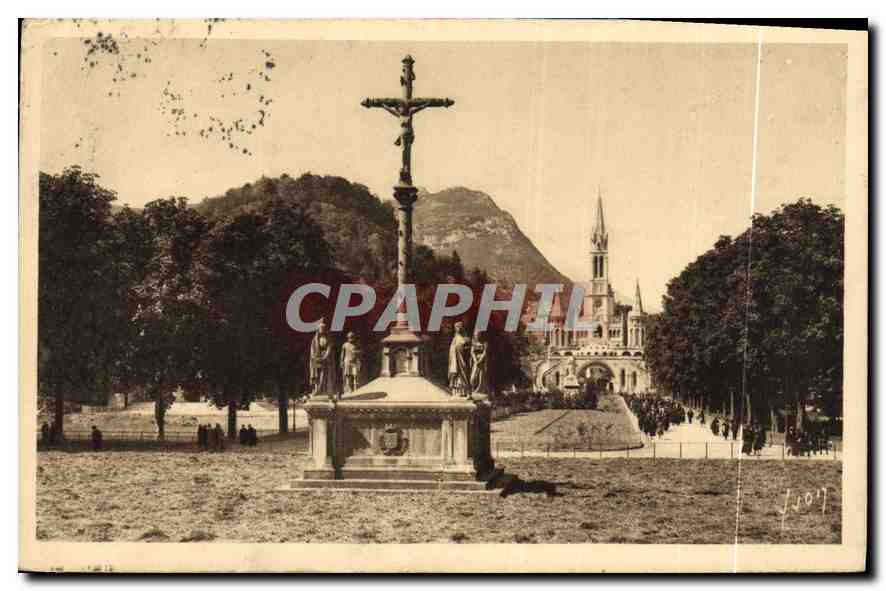 CPA Lourdes Hautes Pyrenees Le Calvaire des Bretons et la Basilique 