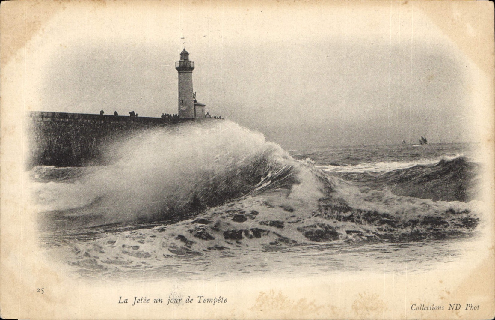 CPA La Jetee un jour de Tempete Phare