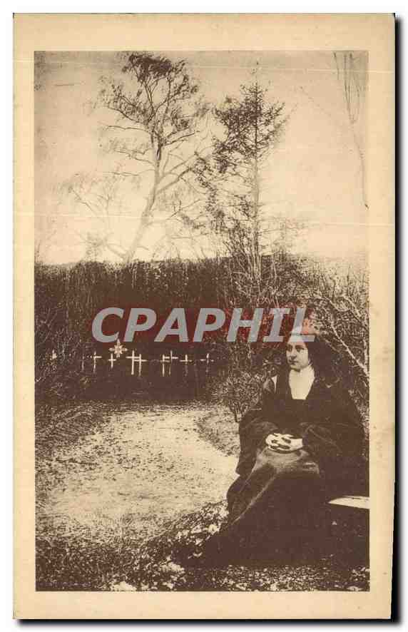 CPA Ste Therese de l'Enfant Jesus assise dans le jardin du Carmel 