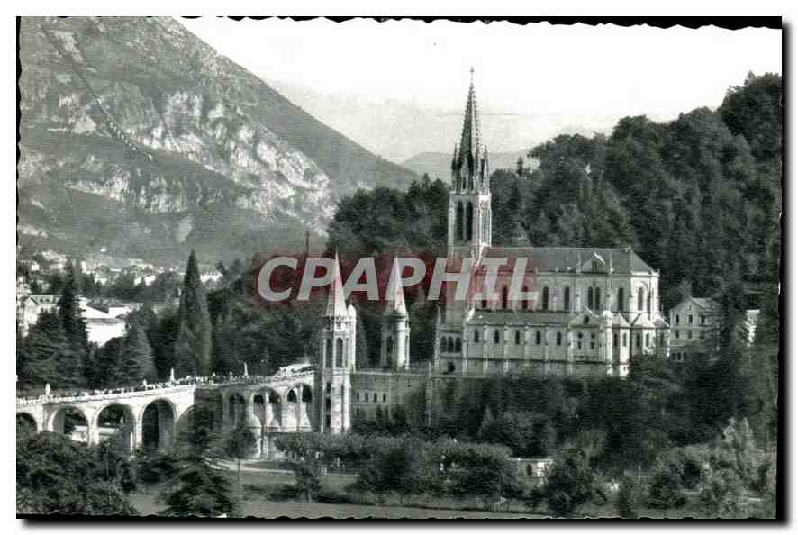CPA Lourdes La Basilique et les Montagnes 