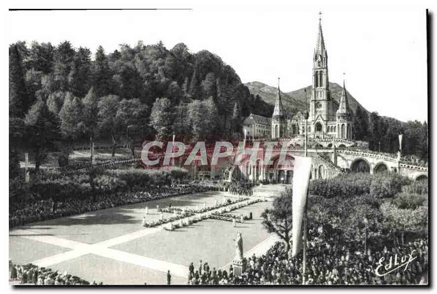 CPA Lourdes Les malades assistant au Chemin de Croix pendant le pelerinage du Rosaire 