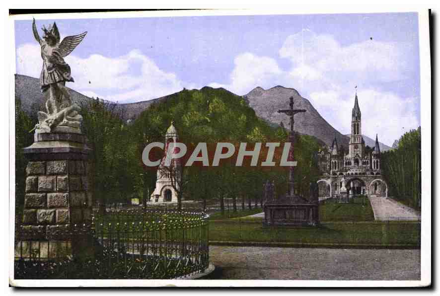 CPA Lourdes Htes Put St Michel l'Esplanade et la Basilique 