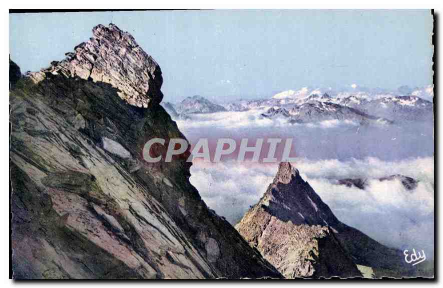 Les Alpes pittoresques — Deux sommets émergeant des nuages — Éd. Edy Lux