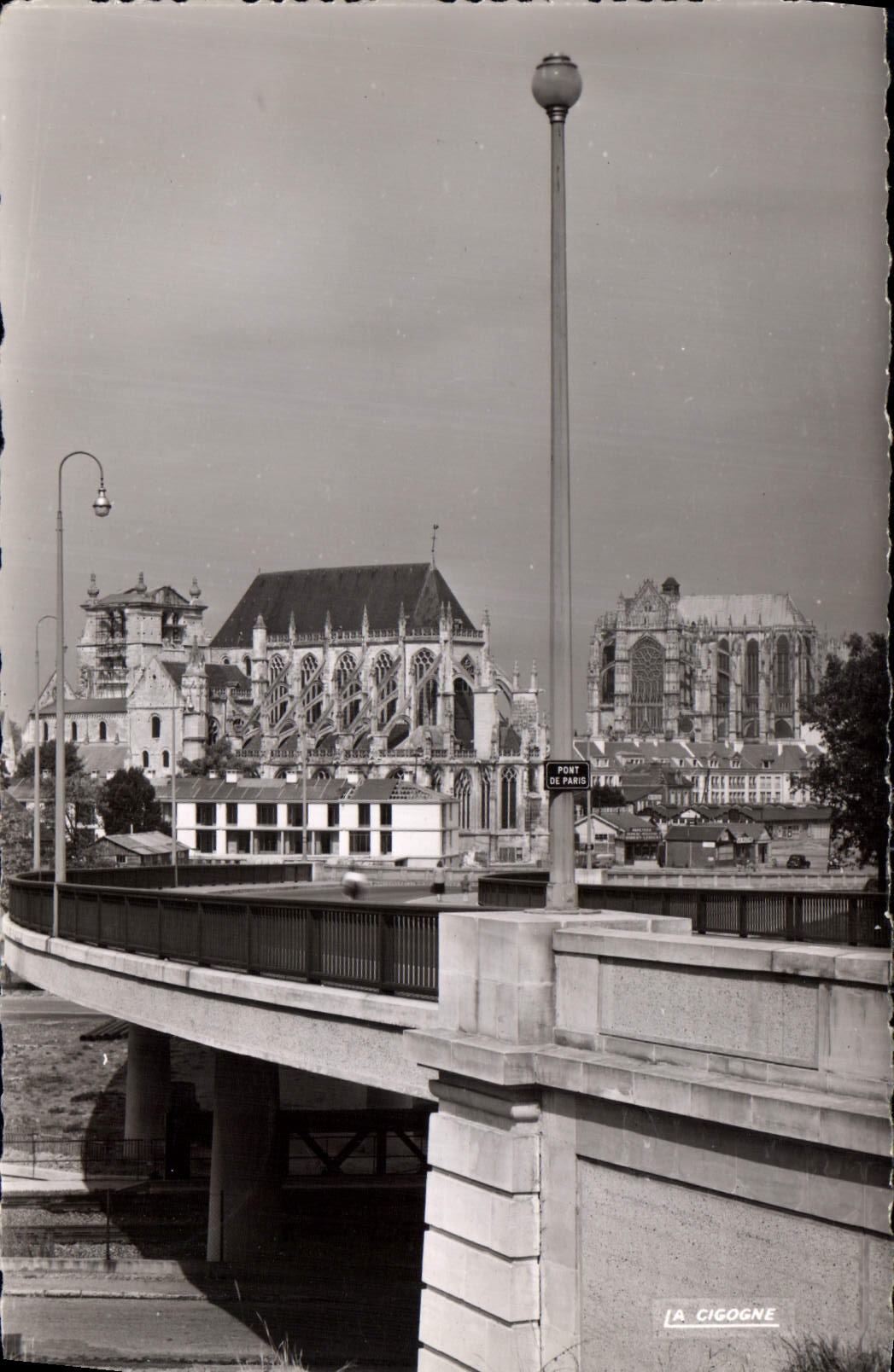Le pont de Paris et la cathédrale Saint-Pierre — éd. La Cigogne, n° 60.057.01