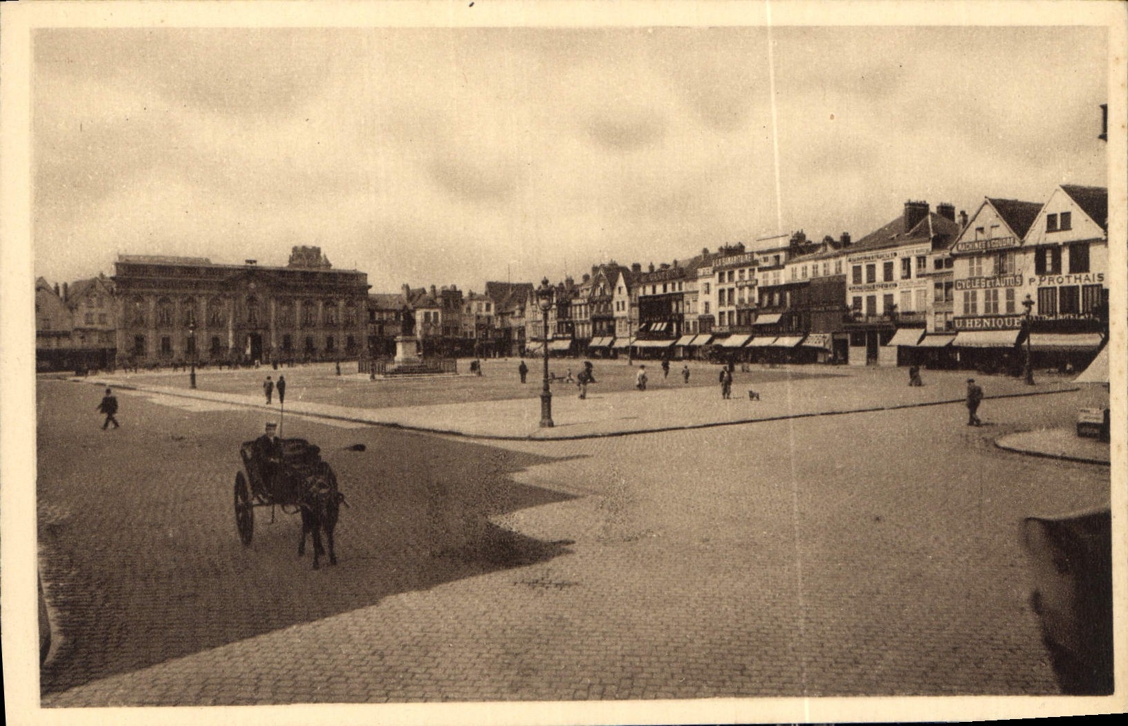 Beauvais — Vue d'ensemble de la place Jeanne Hachette avec l'hôtel de ville — LL