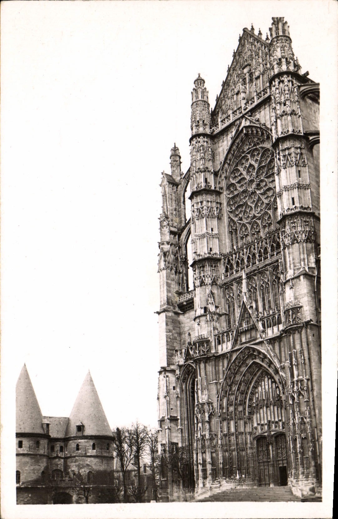 Beauvais (Oise) — La Cathédrale et les Tours du Palais de Justice — G. Reant, Éditeur