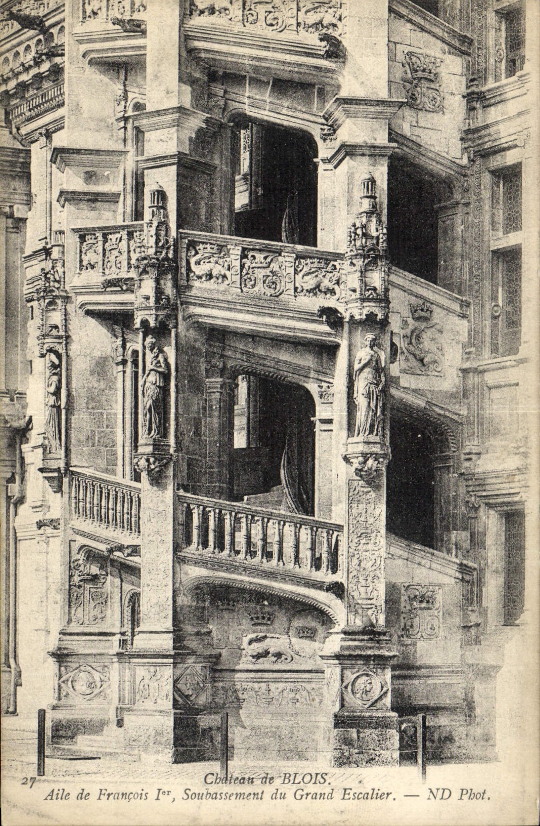 CPA Chateau de Blois Aile De Francois sou bassement du Grand Escalier 