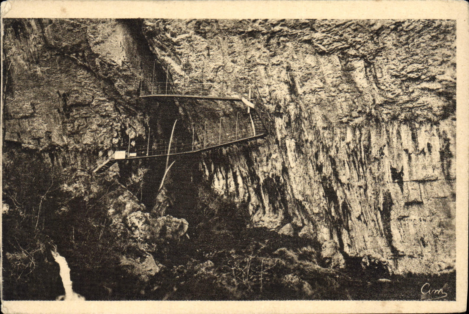 Baume-les-Messieurs — Entrée des Grottes et Source du Dard — Hélio Bonnivard