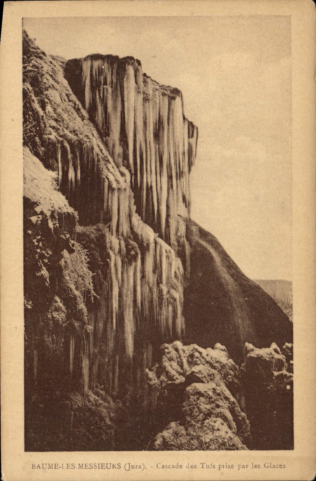 Baume-les-Messieurs (Jura) — Cascade des Tufts prise par les Glaces