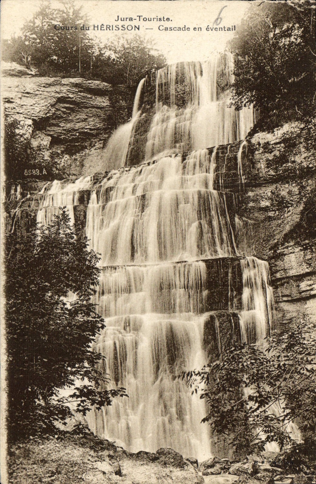 CPA Jura Touriste Cours du Herisson Cascade en eventail 