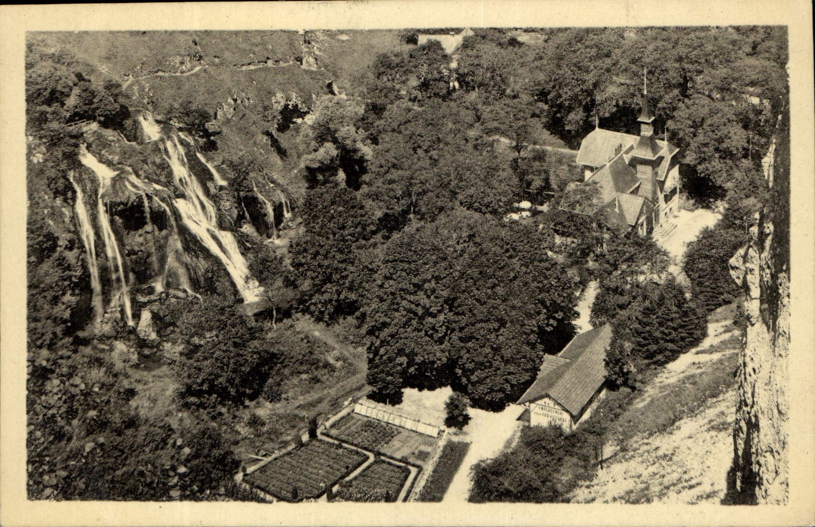 Roche de Baume — Hôtel des Grottes et Cascade des Tufs — Jura-Touriste