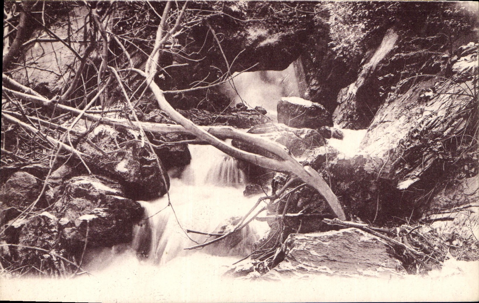 Chute d'eau dans un canyon — éditeur Levy et Grubben, Paris - Recto