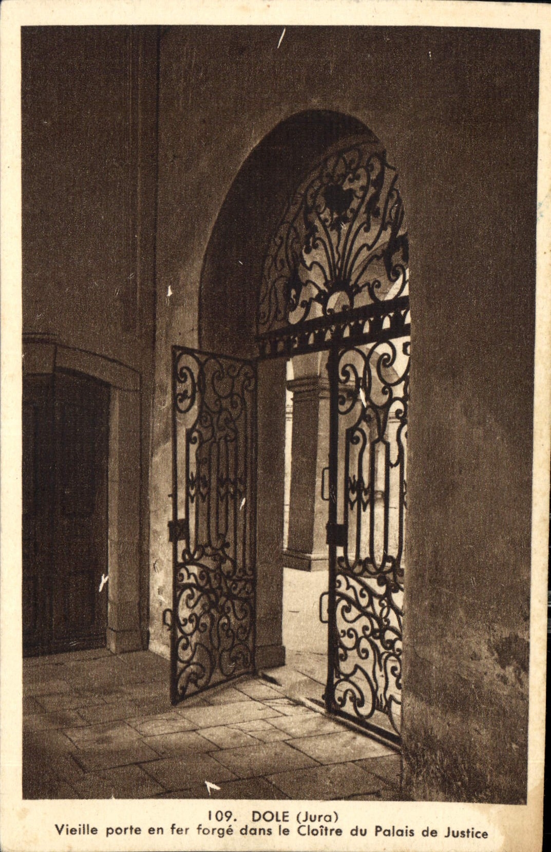 Dole (Jura) — Vieille porte en fer forgé dans le Cloître du Palais de Justice — n° 109