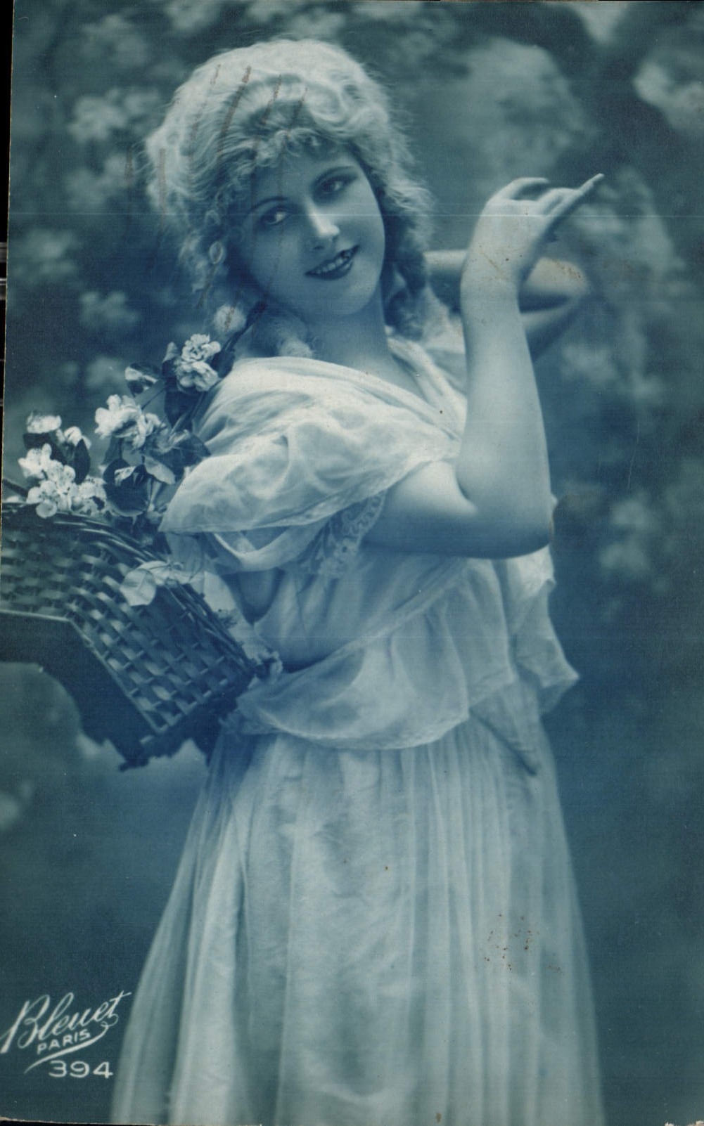 CPA Bleuet Femme