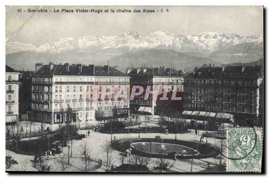 Grenoble - La Place Victor-Hugo et la chaîne des Alpes - E. R.