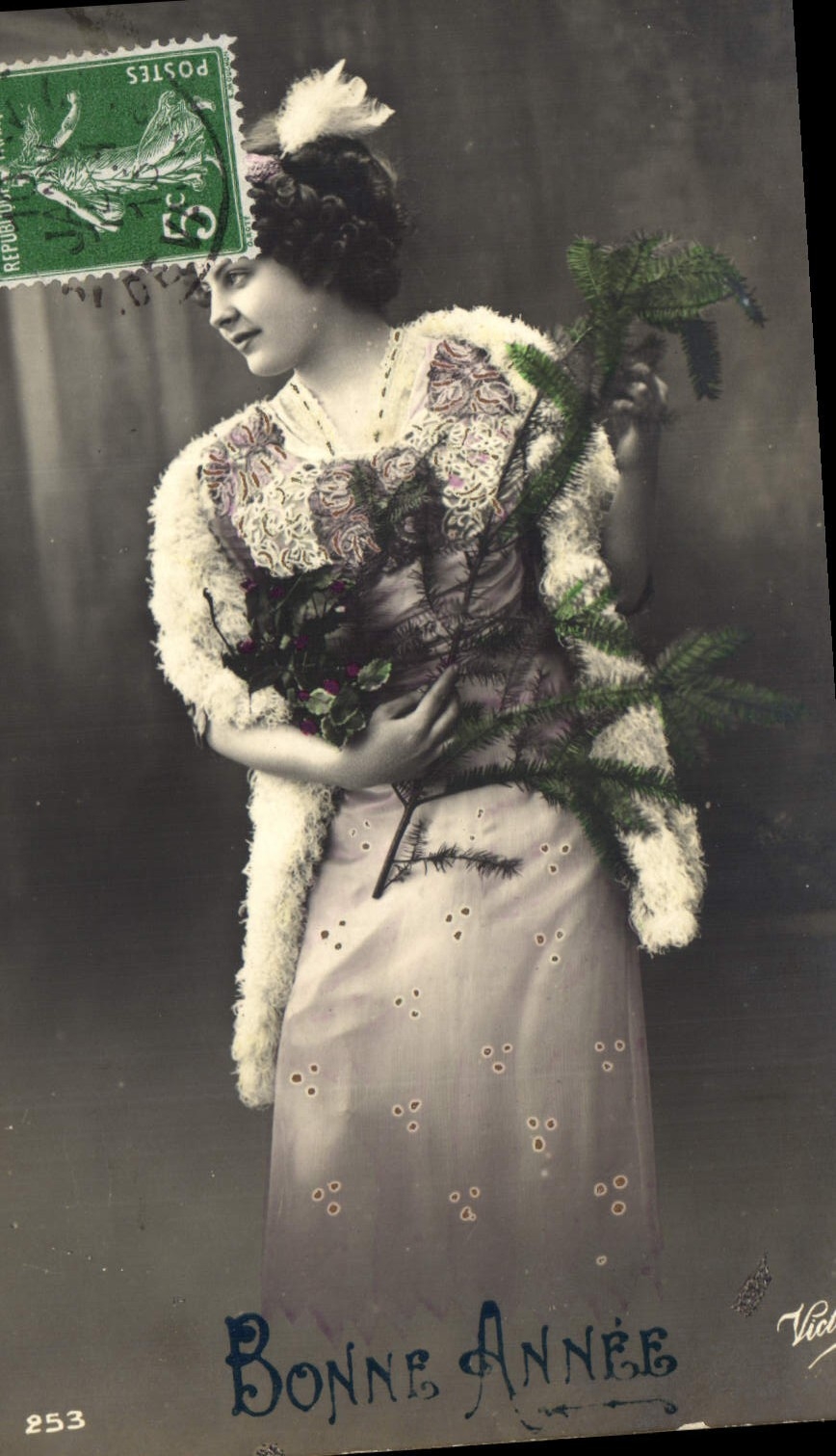 Femme en fourrure tenant un sapin — Bonne Année — Victor 253