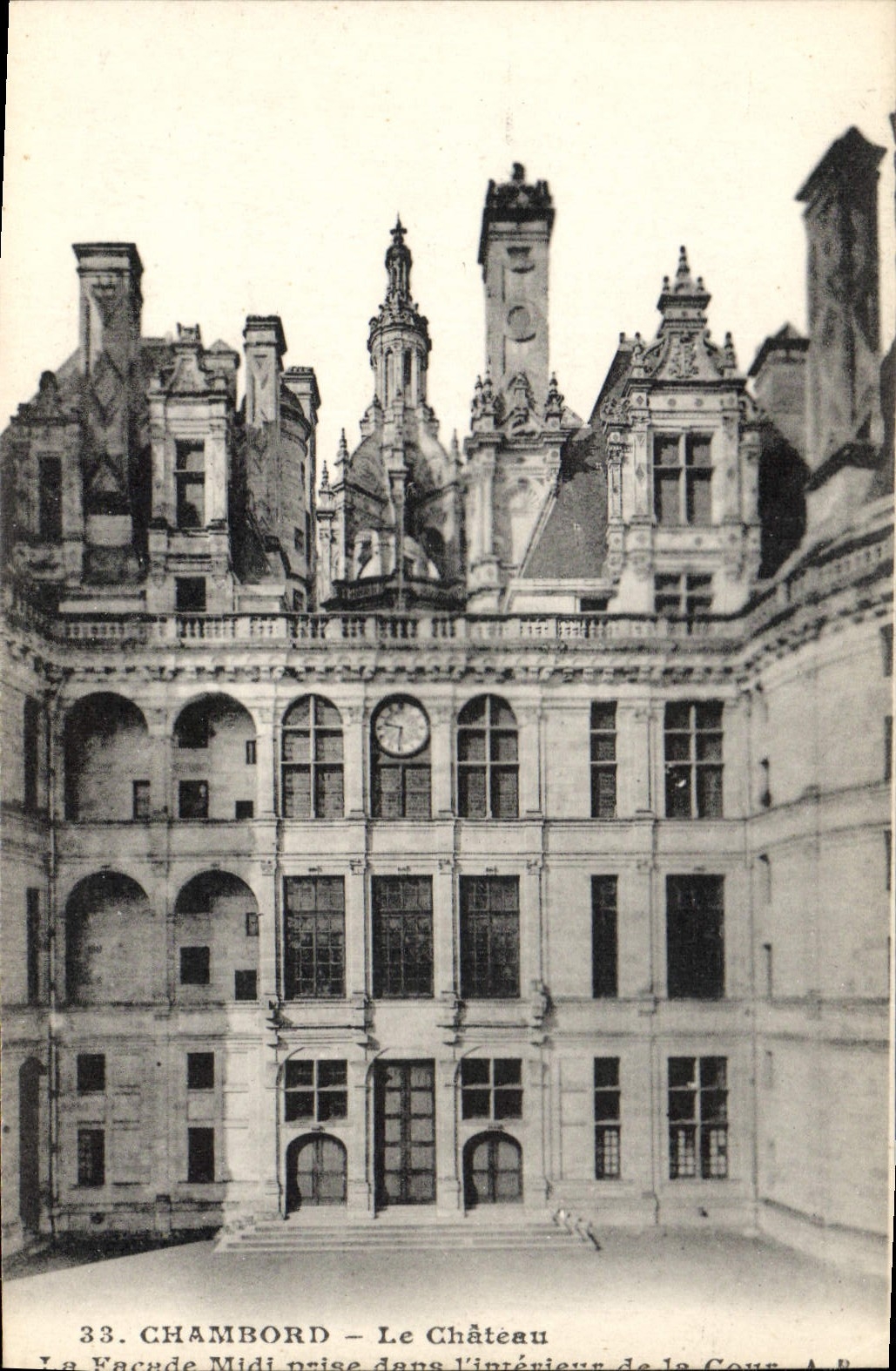 CPA Chambord le Chateau la Facade Midi prise dens L'Interieure de la Cour 