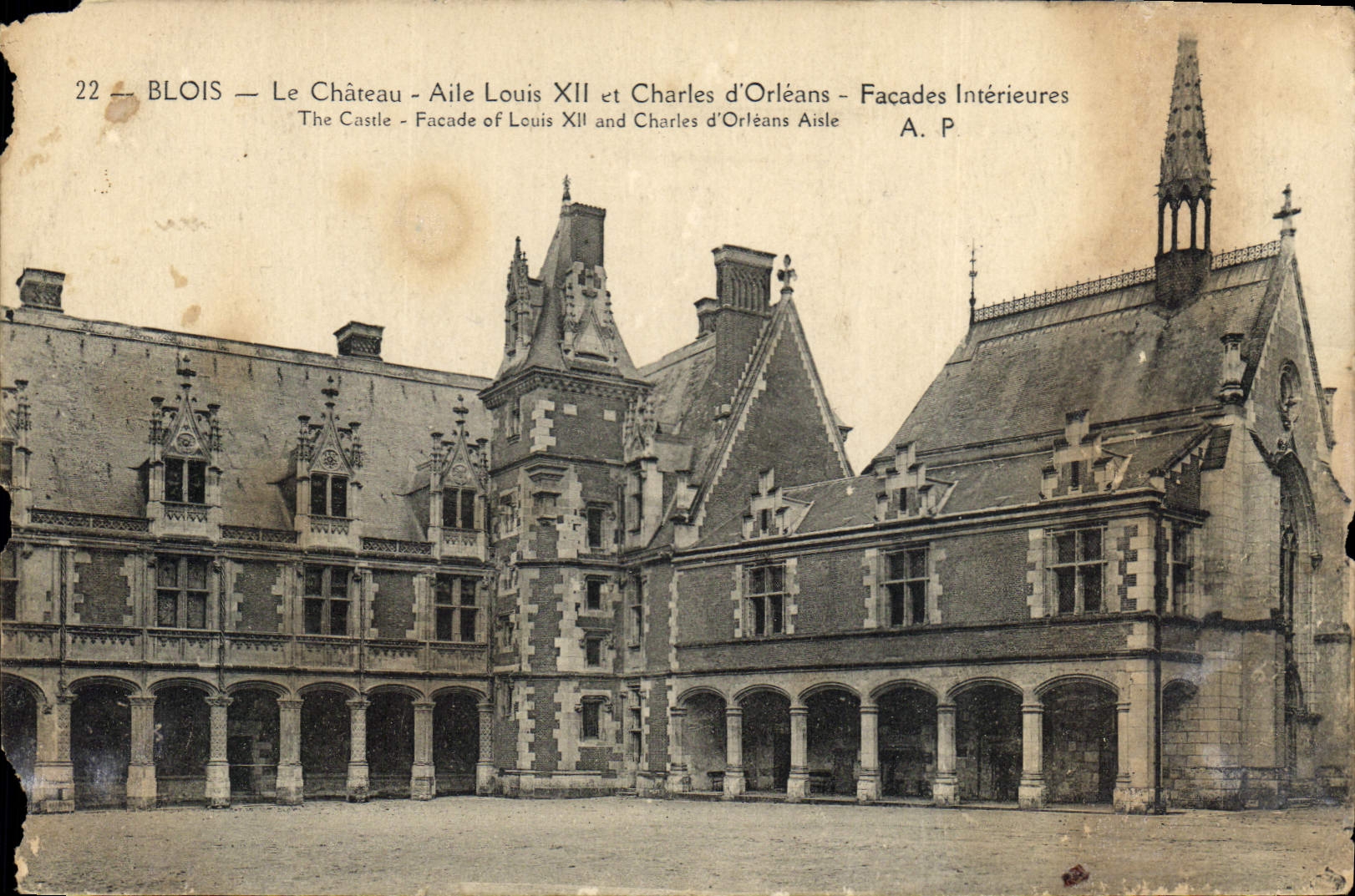Blois — Le Château - Aile Louis XII et Charles d'Orléans - Façades Intérieures — A. P.
