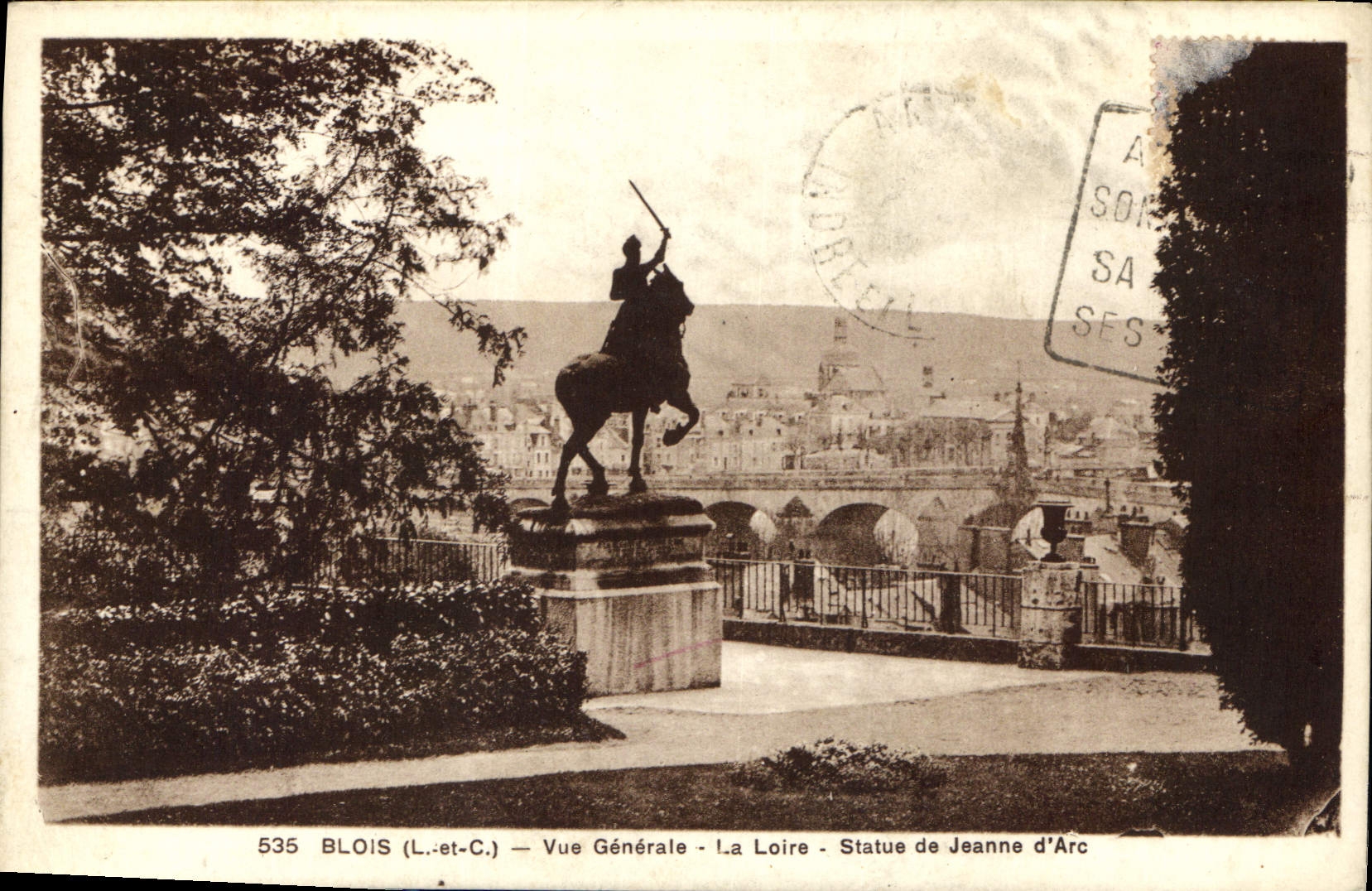 CPA Blois vue generale La Loire Statue de Jean d'Arc 