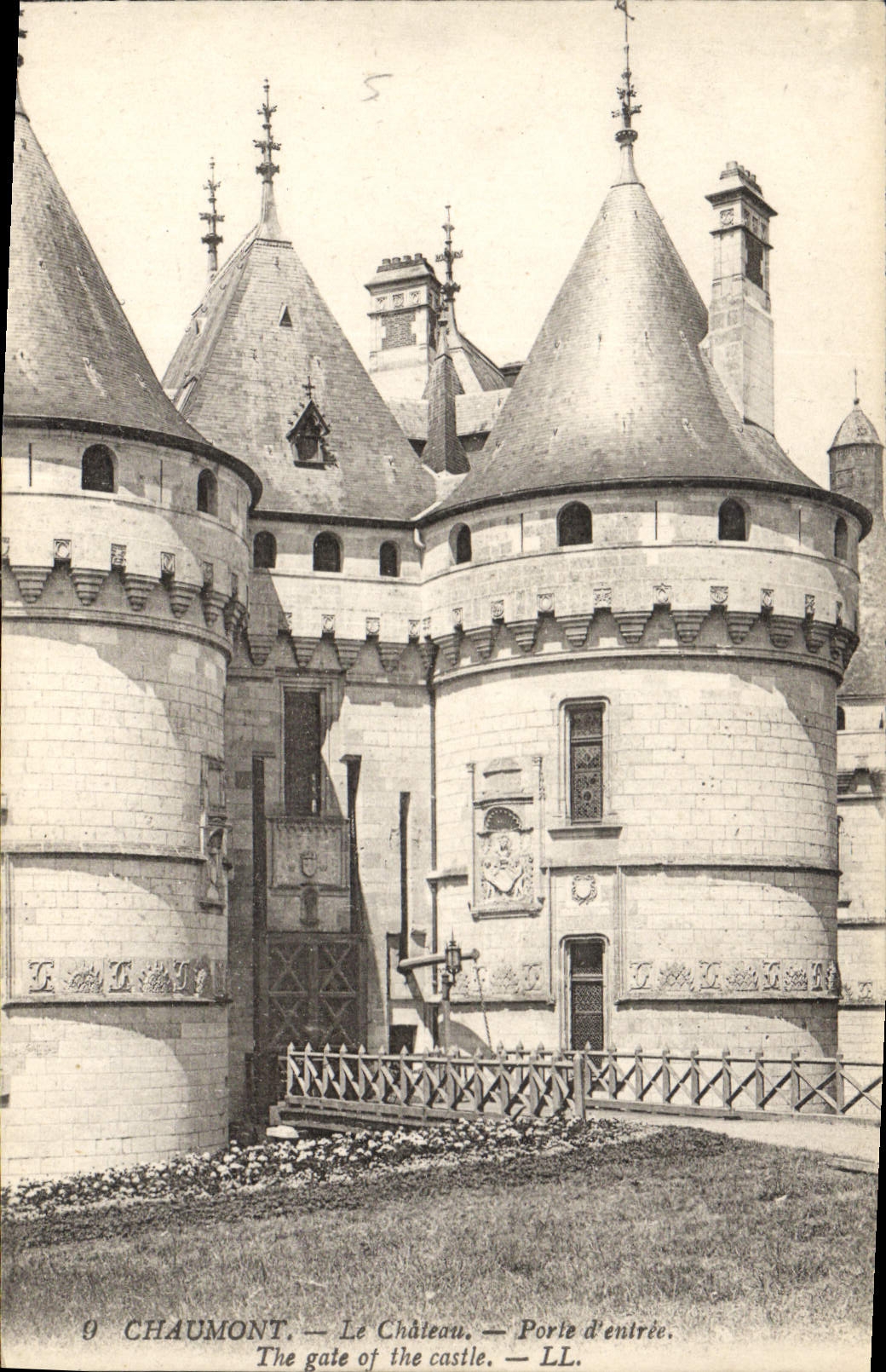 Chaumont — Le Château — Porte d'entrée — LL